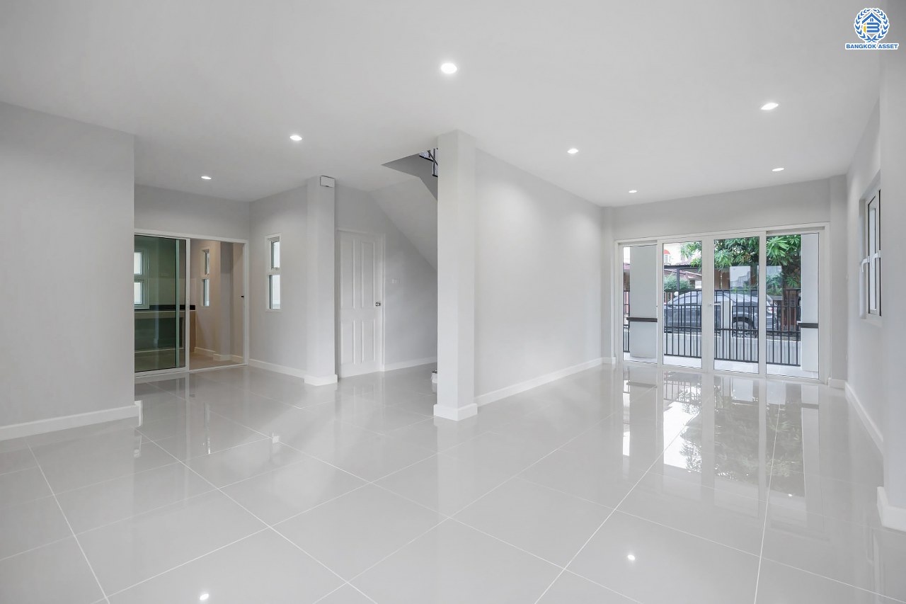 บ้านมือสองตกแต่งใหม่ โครงการ ลภาวัน15 ราชพฤกษ์ เนื้อที่ 50.5 ตร.ว. ฟังก์ชันครบ 3 ห้องนอน 3 ห้องน้ำ 2 ที่จอดรถ บ้านสวยสภาพดี พร้อมเข้าอยู่ บนทำเลศักยภาพติดถนนราชพฤกษ์ เชื่อมสู่แจ้งวัฒนะได้อย่างรวดเร็ว ใกล้รถไฟฟ้าสายสีม่วง "สถานีบางรักใหญ่"